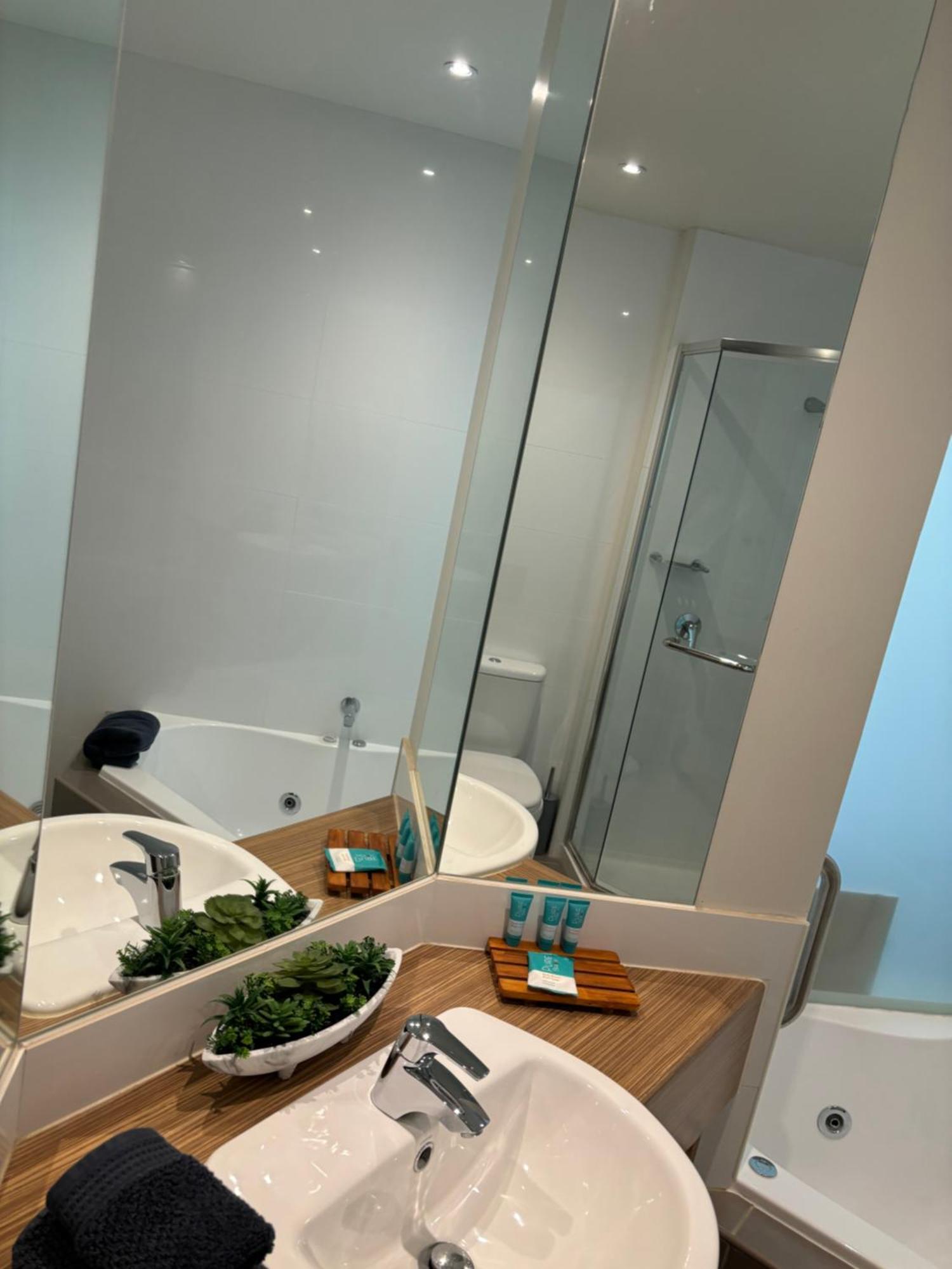 Waterfront@Waves Appartement Cowes Buitenkant foto